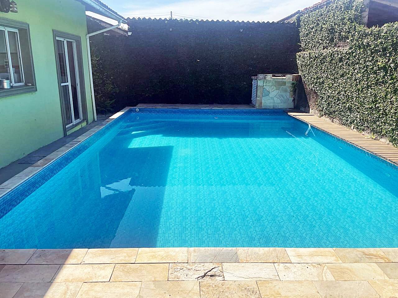 PISCINA ENORME